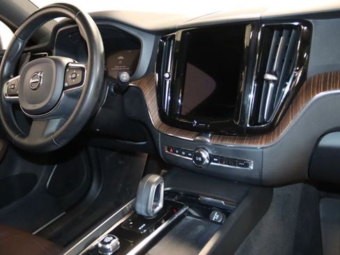 Used 2022 Volvo XC60 B5 Momentum w/ Advanced Package AWD/4WD image 56