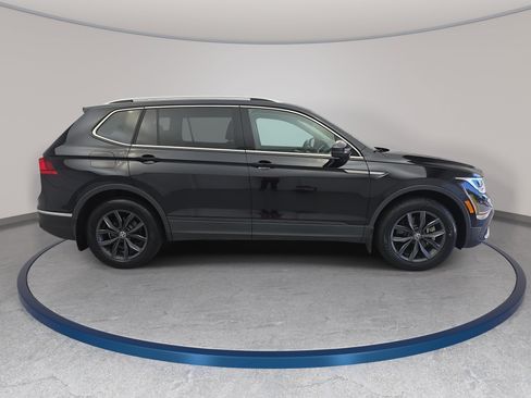 Used 2023 Volkswagen Tiguan SE w/ Panoramic Sunroof Package FWD image 4