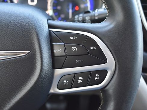 Used 2024 Chrysler Pacifica Touring-L FWD image 16