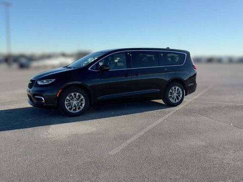 New 2026 Chrysler Pacifica Limited image 5