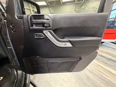 Used 2016 Jeep Wrangler Unlimited Rubicon w/ Connectivity Group AWD/4WD image 43