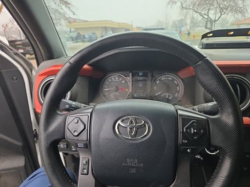 Used 2016 Toyota Tacoma TRD Off-Road image 11