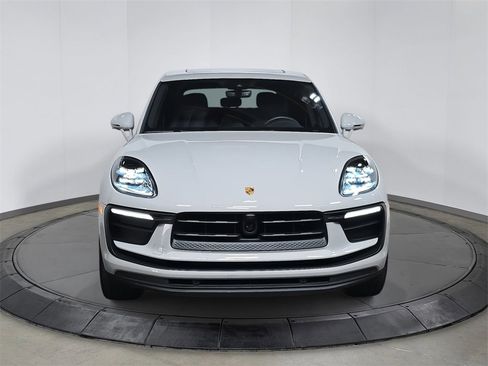 Used 2025 Porsche Macan image 10