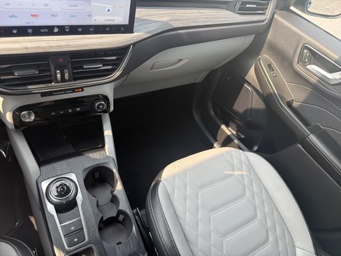 Certified 2023 Ford Escape SE w/ PHEV Premium Package FWD image 22