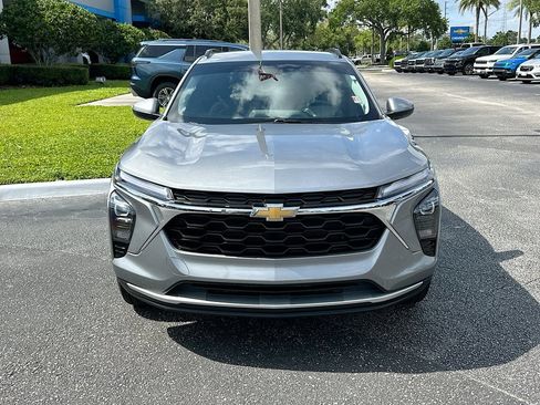 Used 2025 Chevrolet Trax LT w/ LT Convenience Package FWD image 2