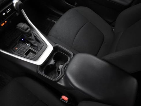 Used 2020 Toyota RAV4 LE image 18