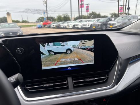 Used 2025 Chevrolet Trax LT w/ LT Convenience Package FWD image 21