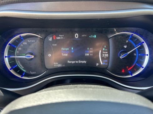 Used 2021 Chrysler Pacifica Touring-L FWD image 17