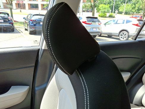 Used 2020 Hyundai Venue SEL image 17