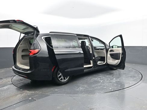 Used 2024 Chrysler Pacifica Touring-L image 31