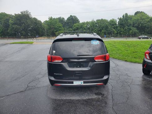 Used 2017 Chrysler Pacifica Touring-L FWD image 10