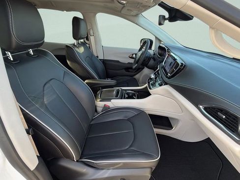 Used 2024 Chrysler Pacifica Limited image 11