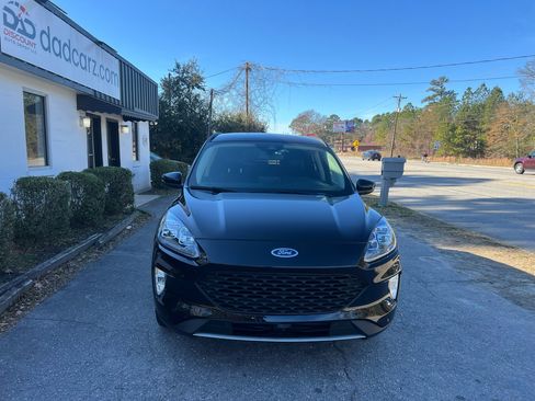 Used 2020 Ford Escape Titanium image 2