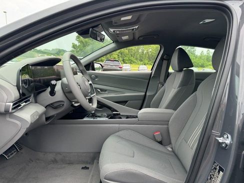 Used 2025 Hyundai Elantra SEL image 12
