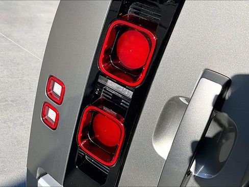 Used 2025 Land Rover Defender 110 S image 31