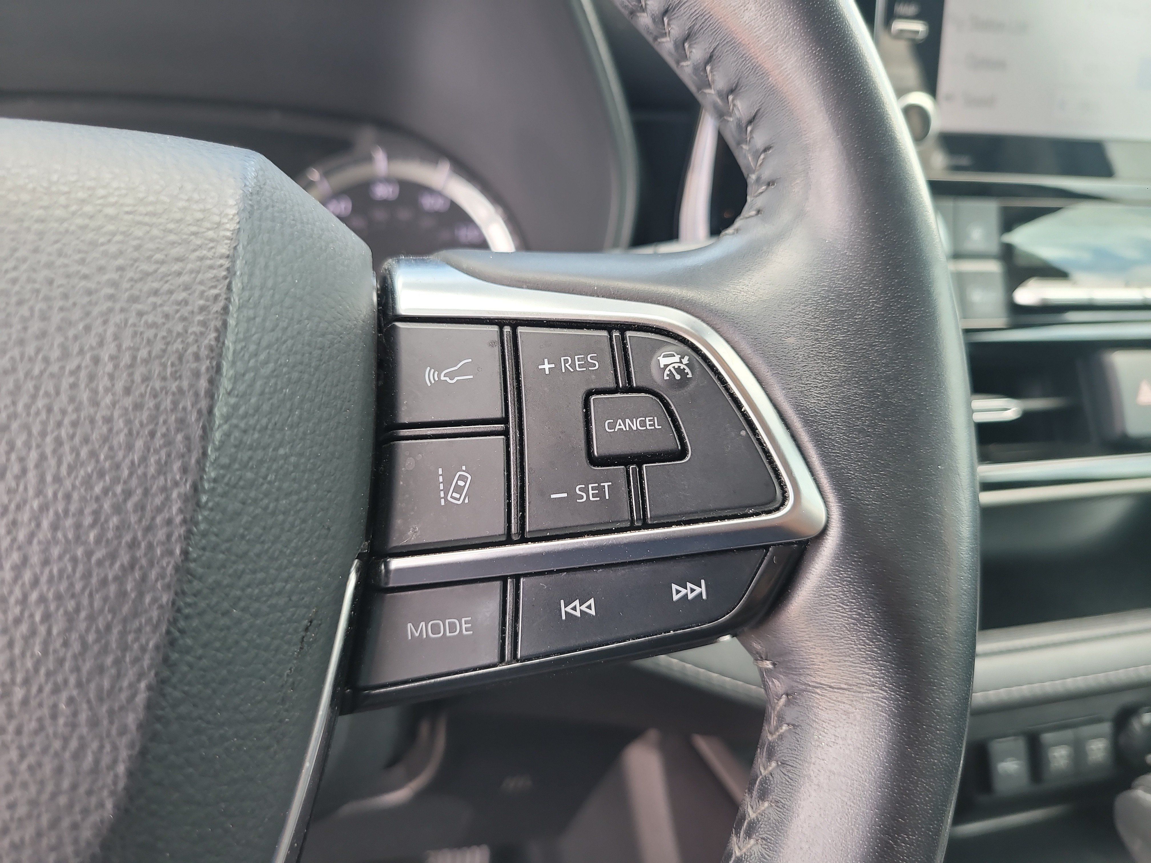 Used 2021 Toyota Highlander LE FWD image 28