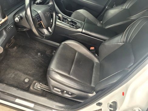 Used 2023 Toyota Crown Limited image 10