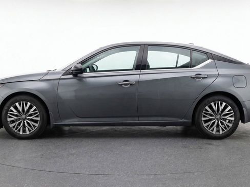 Used 2025 Nissan Altima 2.5 SV FWD image 5