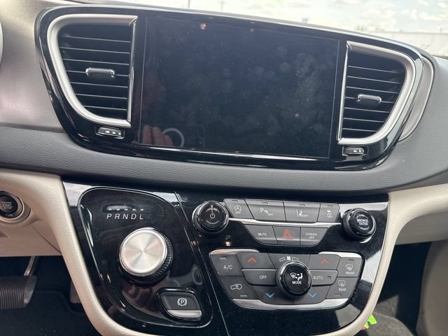 Used 2023 Chrysler Pacifica Touring-L FWD image 15