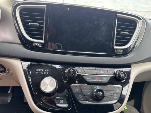 Used 2023 Chrysler Pacifica Touring-L image 15