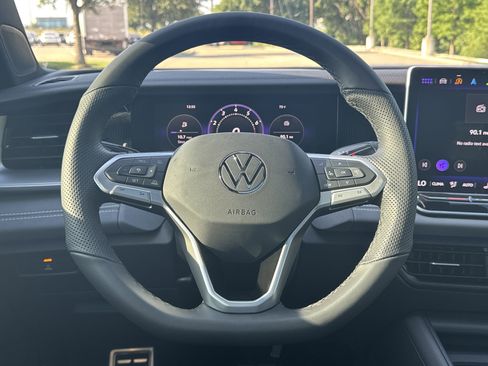 Certified 2026 Volkswagen Tiguan SE R-Line FWD image 40