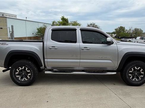 Used 2016 Toyota Tacoma TRD Off-Road w/ Premium & Technology Package image 6