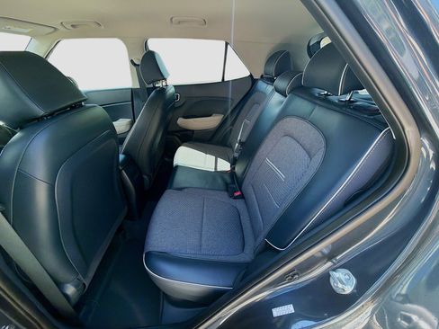 Used 2023 Hyundai Venue Limited image 21