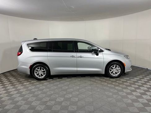 Used 2026 Chrysler Pacifica Select FWD image 8