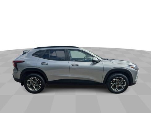 Used 2024 Chevrolet Trax LT w/ Sunroof Package FWD image 10