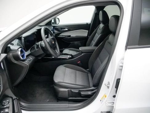 Used 2025 Chevrolet Trax LT FWD image 24