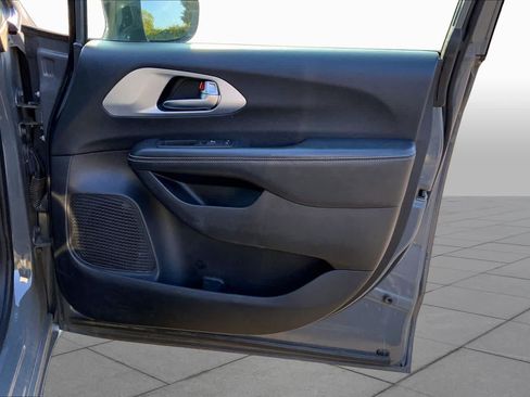 Used 2021 Chrysler Pacifica Touring-L w/ Uconnect Theater Family Group FWD image 20