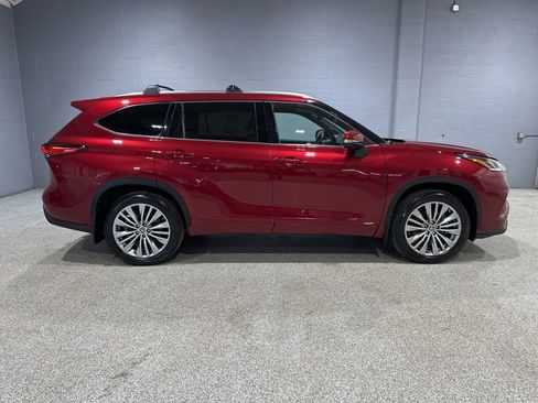 Used 2023 Toyota Highlander Platinum image 2
