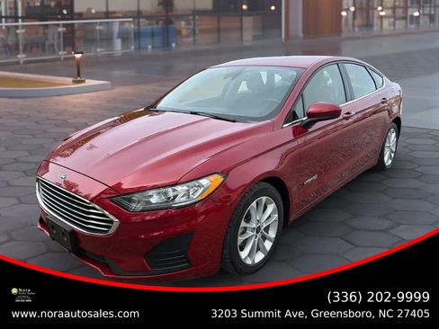 Used 2019 Ford Fusion SE FWD image 1