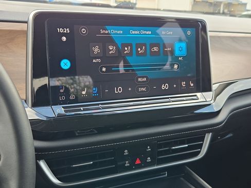 Used 2025 Volkswagen Atlas SE image 25