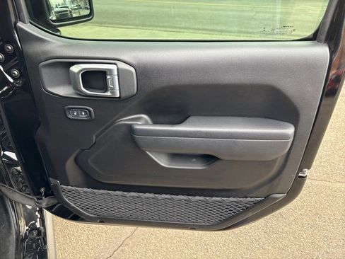 Used 2023 Jeep Gladiator Rubicon w/ Cold Weather Group image 29