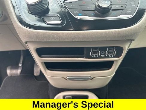 Used 2023 Chrysler Pacifica Touring-L FWD image 27