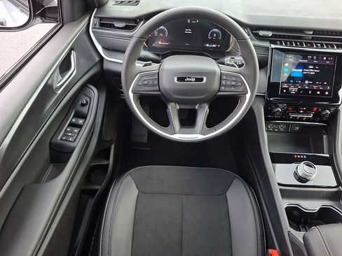 New 2025 Jeep Grand Cherokee L Altitude image 2