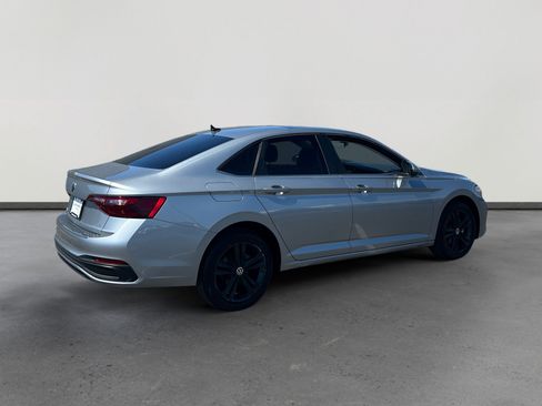 Used 2023 Volkswagen Jetta SE w/ Panoramic Sunroof Package FWD image 5