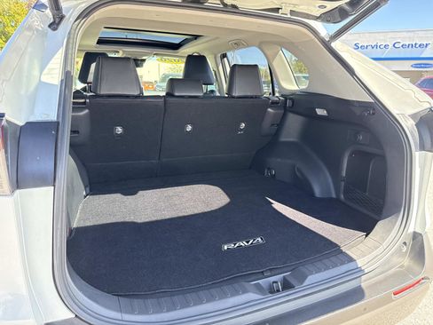 Used 2020 Toyota RAV4 Limited image 11