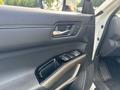Used 2024 Nissan Pathfinder Platinum AWD/4WD image 18