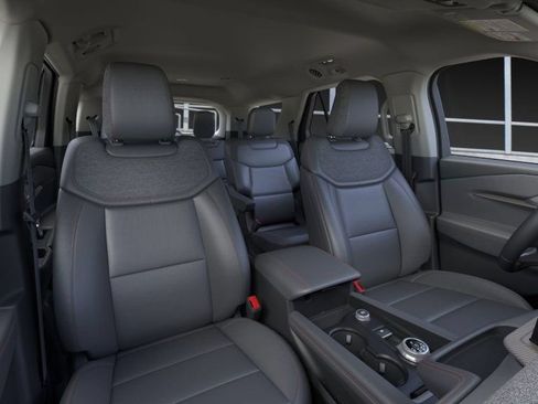 Used 2025 Ford Explorer Active w/ Active Comfort Package RWD image 11