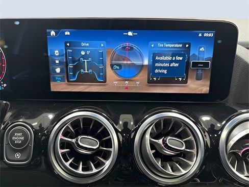 Used 2025 Mercedes-Benz GLA 250 4MATIC image 21