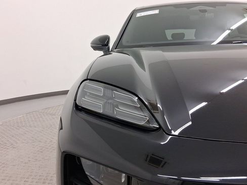 Used 2025 Porsche Macan 4S Electric AWD/4WD image 11