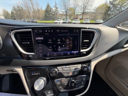 Used 2023 Chrysler Pacifica Touring-L image 9