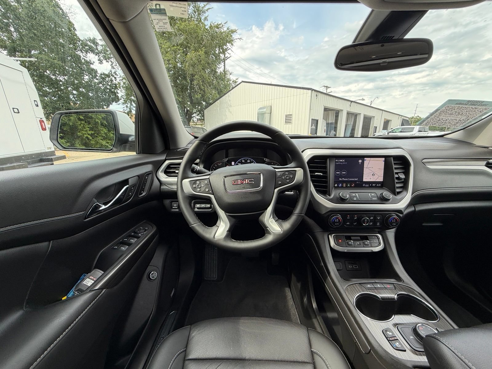 Used 2023 GMC Acadia SLT w/ Technology Package AWD/4WD image 2