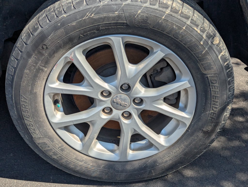 Used 2014 Jeep Cherokee Latitude w/ Cold Weather Group AWD/4WD image 9