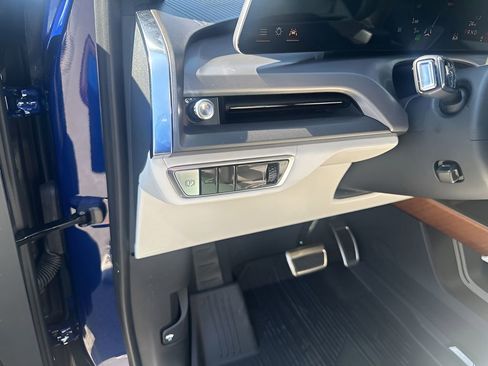 New 2026 Cadillac Vistiq Sport w/ LPO, Floor Liner Package image 29