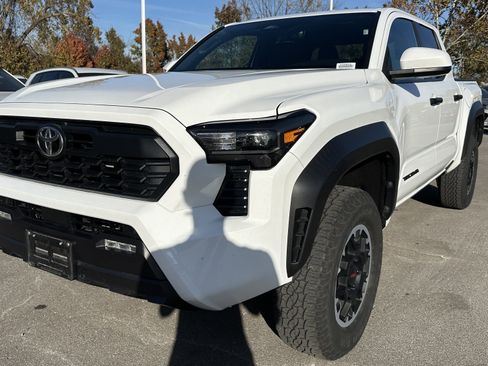 Used 2024 Toyota Tacoma TRD Off-Road image 5