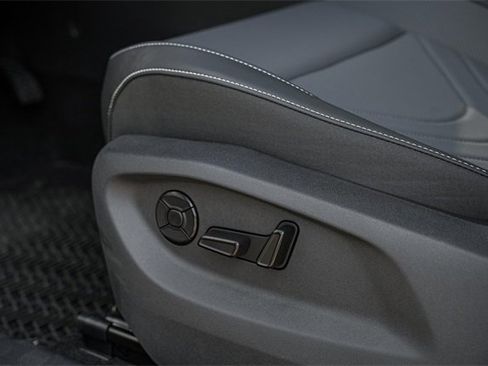 New 2025 Volkswagen Tiguan SE image 16