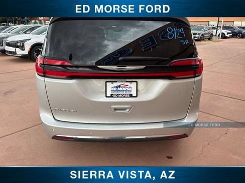 Used 2024 Chrysler Pacifica Touring-L FWD image 8